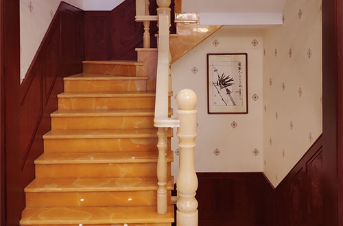 潜山中式别墅室内汉白玉石楼梯的定制安装装饰效果